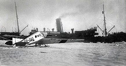 Babuschkins Junkers F13 vor dem Dampfer 'Malygin'